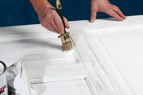 Når sluttmalingen skal på, brukes samme fremgangsmåte som med grunningen. Regn med 2-3 strøk med mellomslipinger, slipepapir korn 180. Når sluttmalingen skal på, brukes samme fremgangsmåte som med grunningen. Regn med 2-3 strøk med mellomslipinger, slipepapir korn 180.